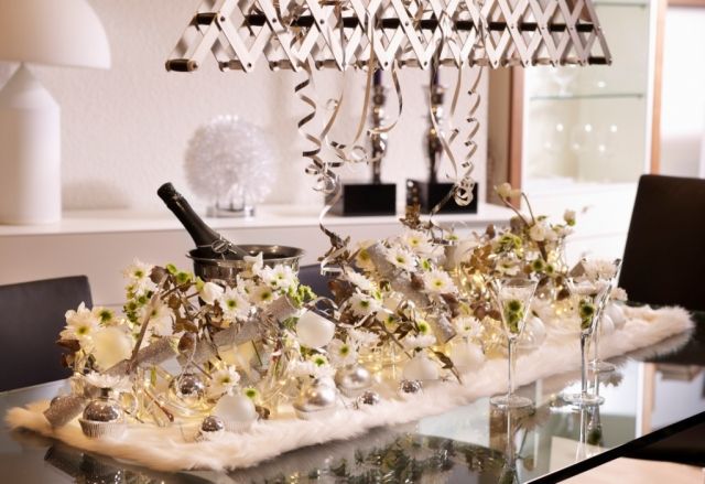 silvester tischdeko sehr opulent prasentiert sich diese tafel bei der rund um den edlen champagner ka 1 4 bel blumige fra hlingsboten zukunft mit dezentem party deko selber mac silvester tischdeko sehr opulent prasentiert sich diese tafel bei der rund um den edlen champagner ka 1 4 bel blumige fra hlingsboten zukunft mit dezentem party deko selber mac