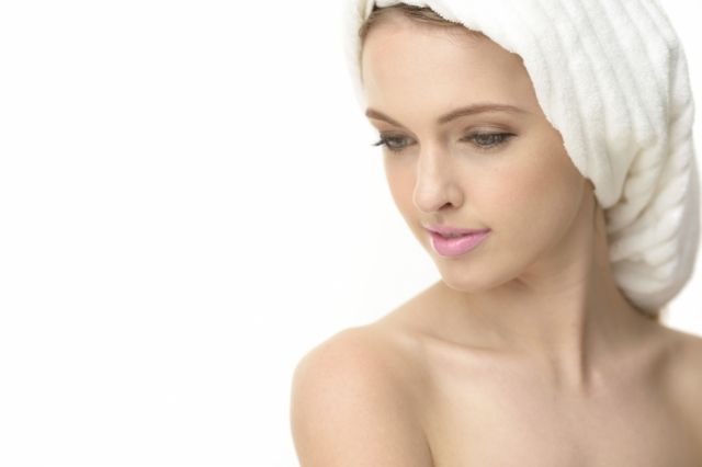 Die Maske für das Haar mit dem Eigelb für die Verstärkung