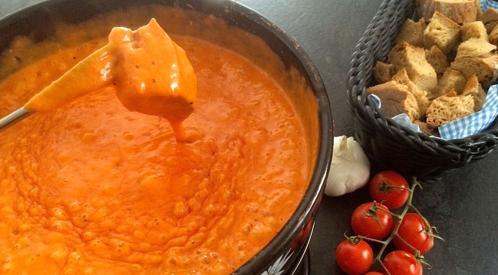 Leckeres Käsefondue mit Tomaten