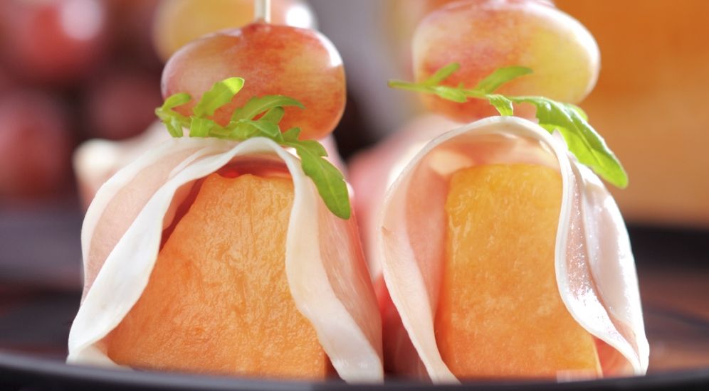 Fruchtige Melonen Schinken Spieße — Rezepte Suchen