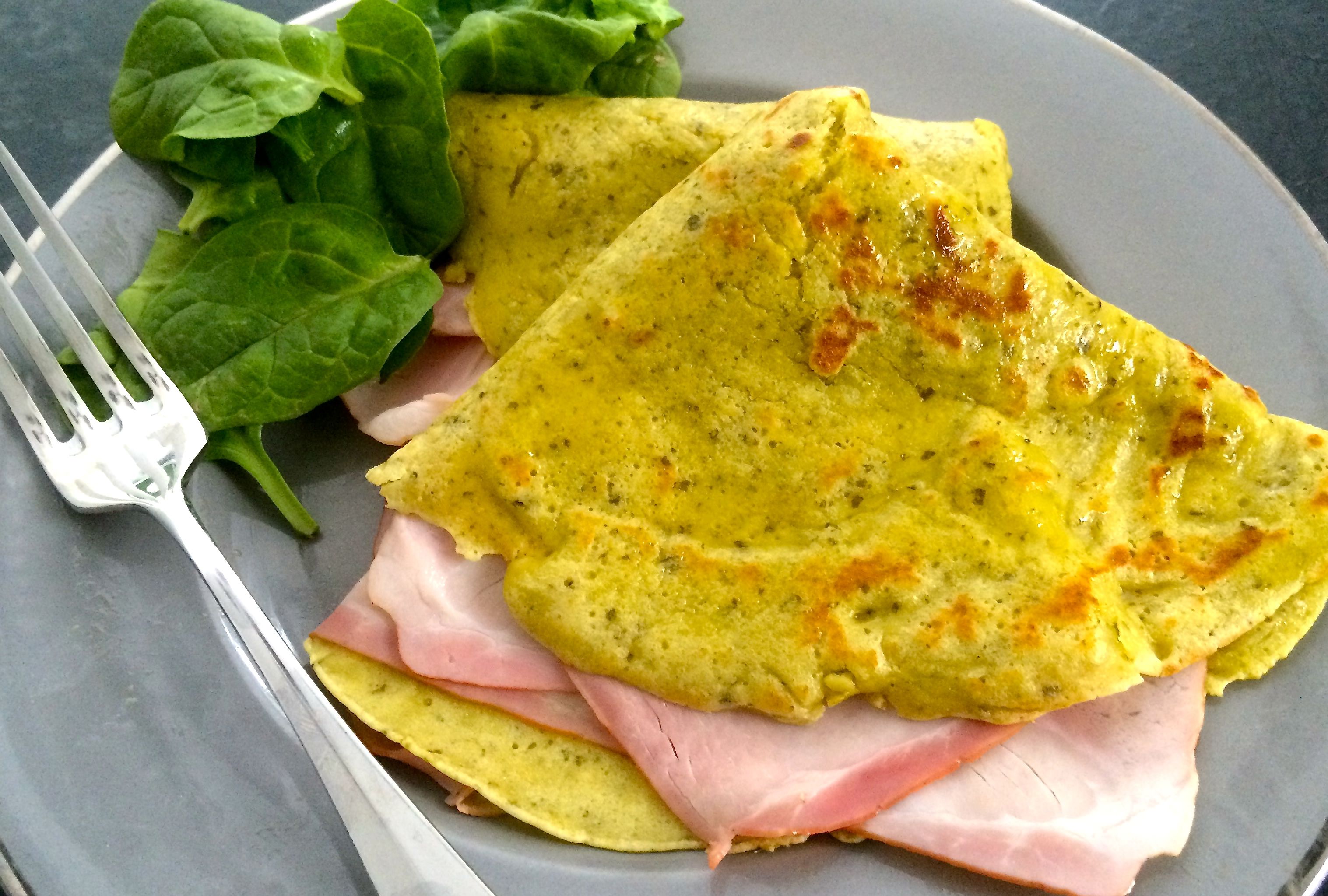 Leckere Crêpes mit Pesto und Schinken