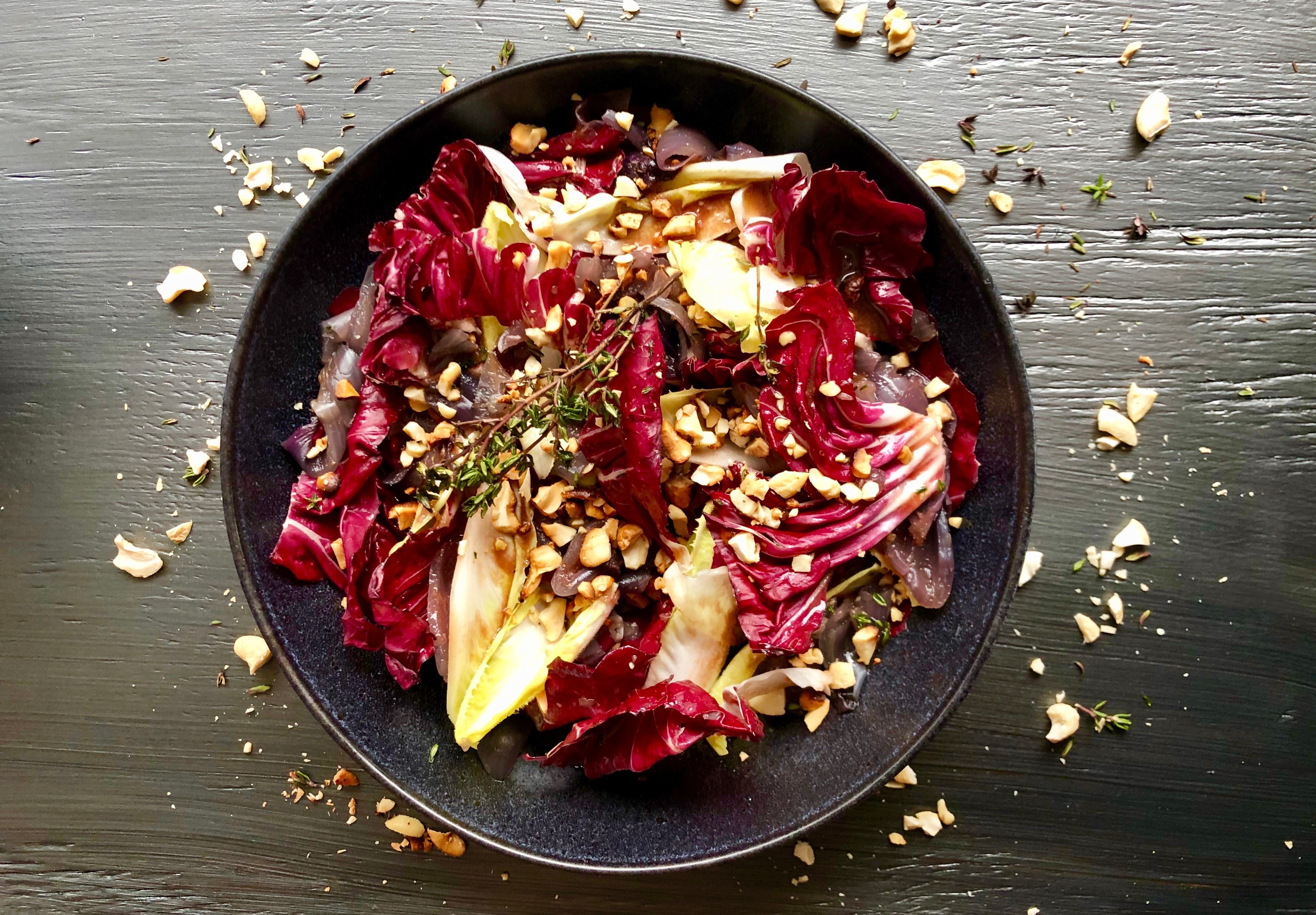 Köstlicher Salat mit Chicorée und Radicchio