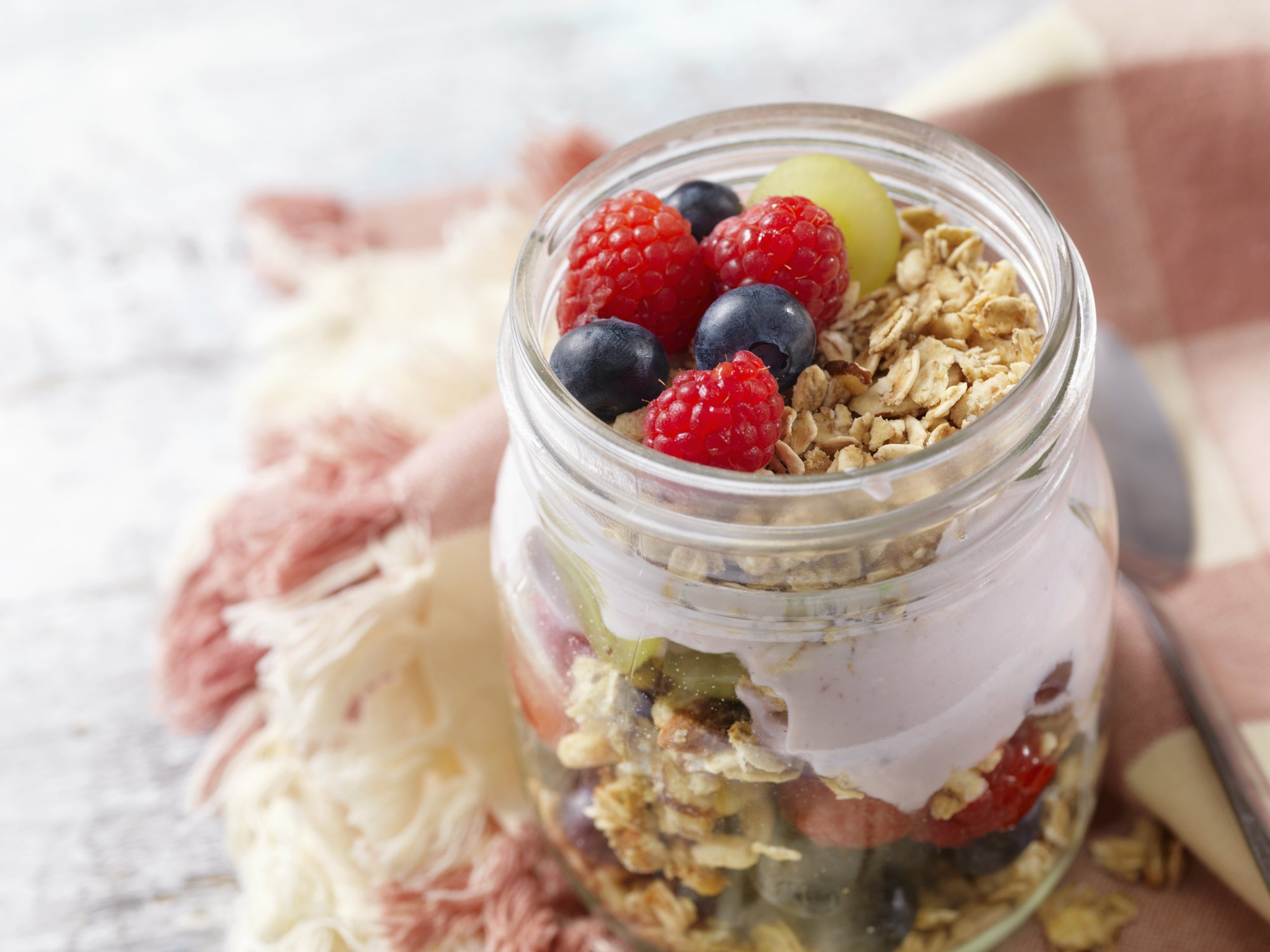 Gesundes Müsli im Glas mit Beeren