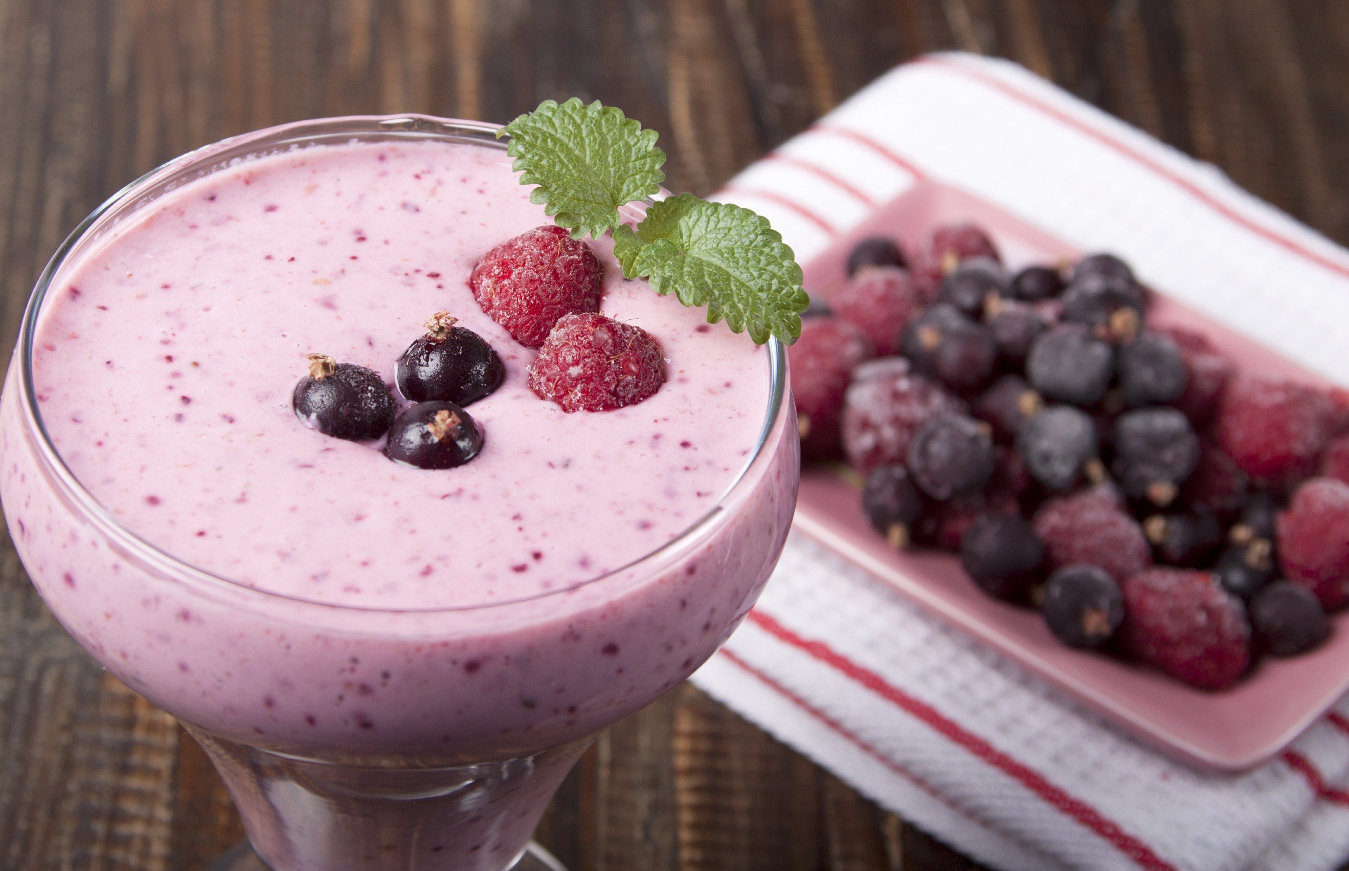 Beeren-Milch-Shake mit Limette