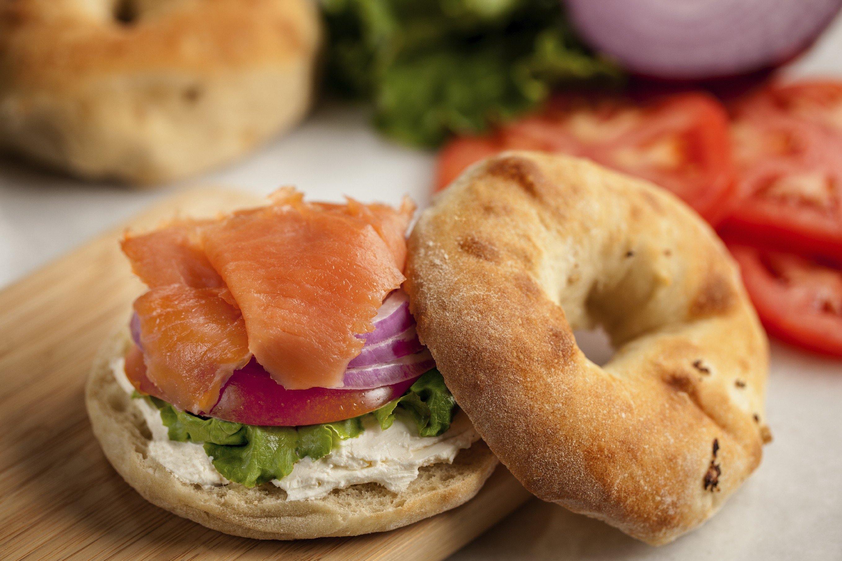 Bagel mit Frischkäse und Lachs