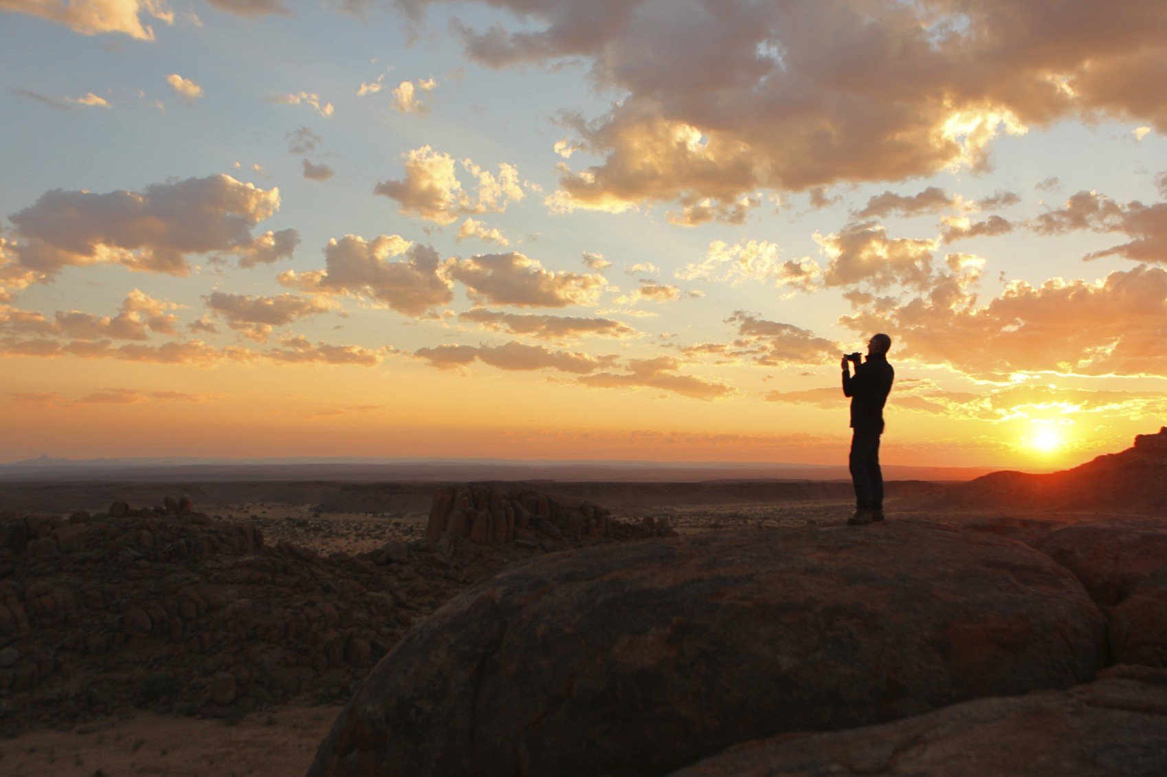 iStock_000060104052_Medium Sunset in der Nähe Fish River Canyon Felsen.jpg