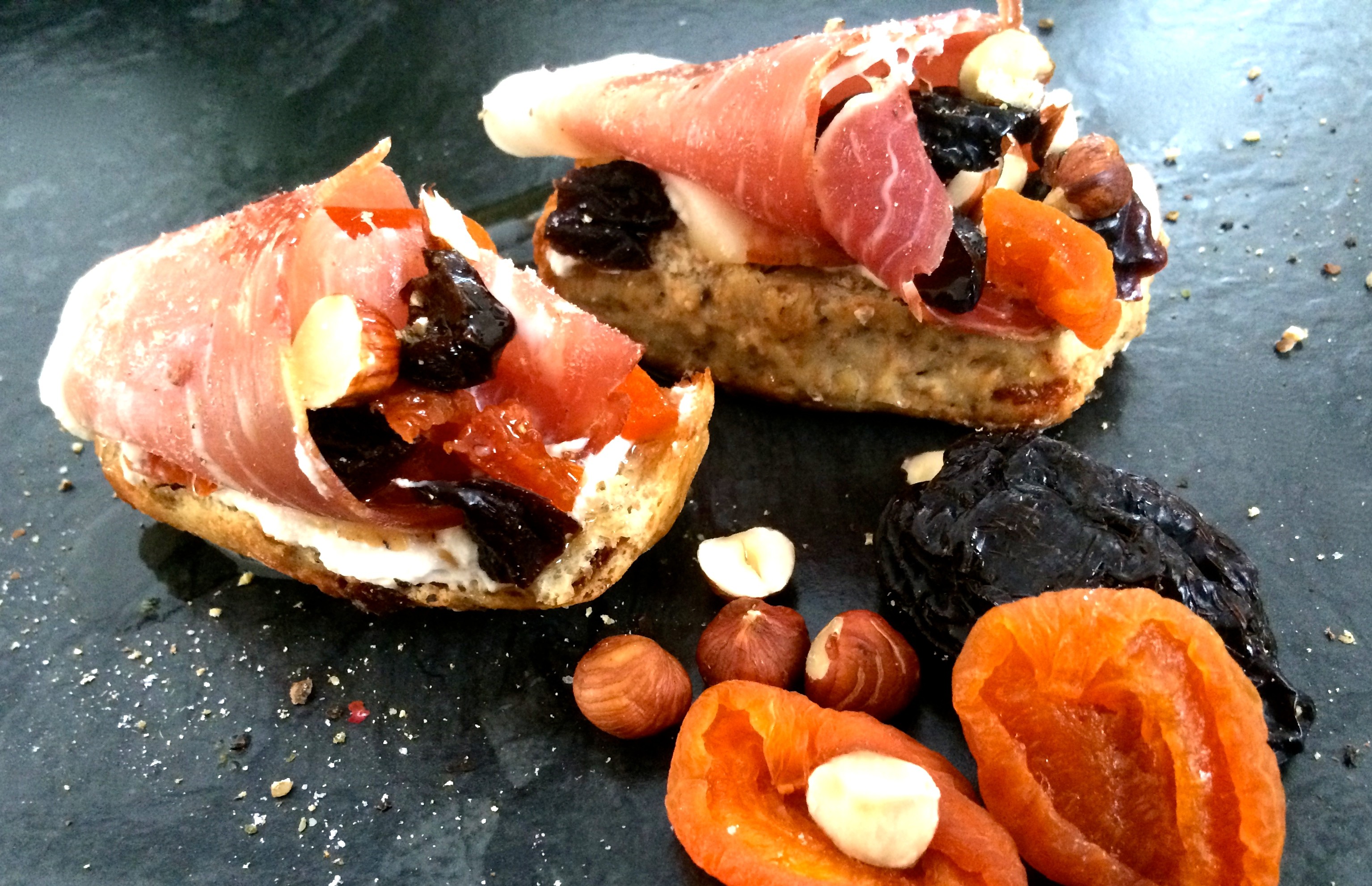 Canapé mit Schinken und Trockenfrüchten