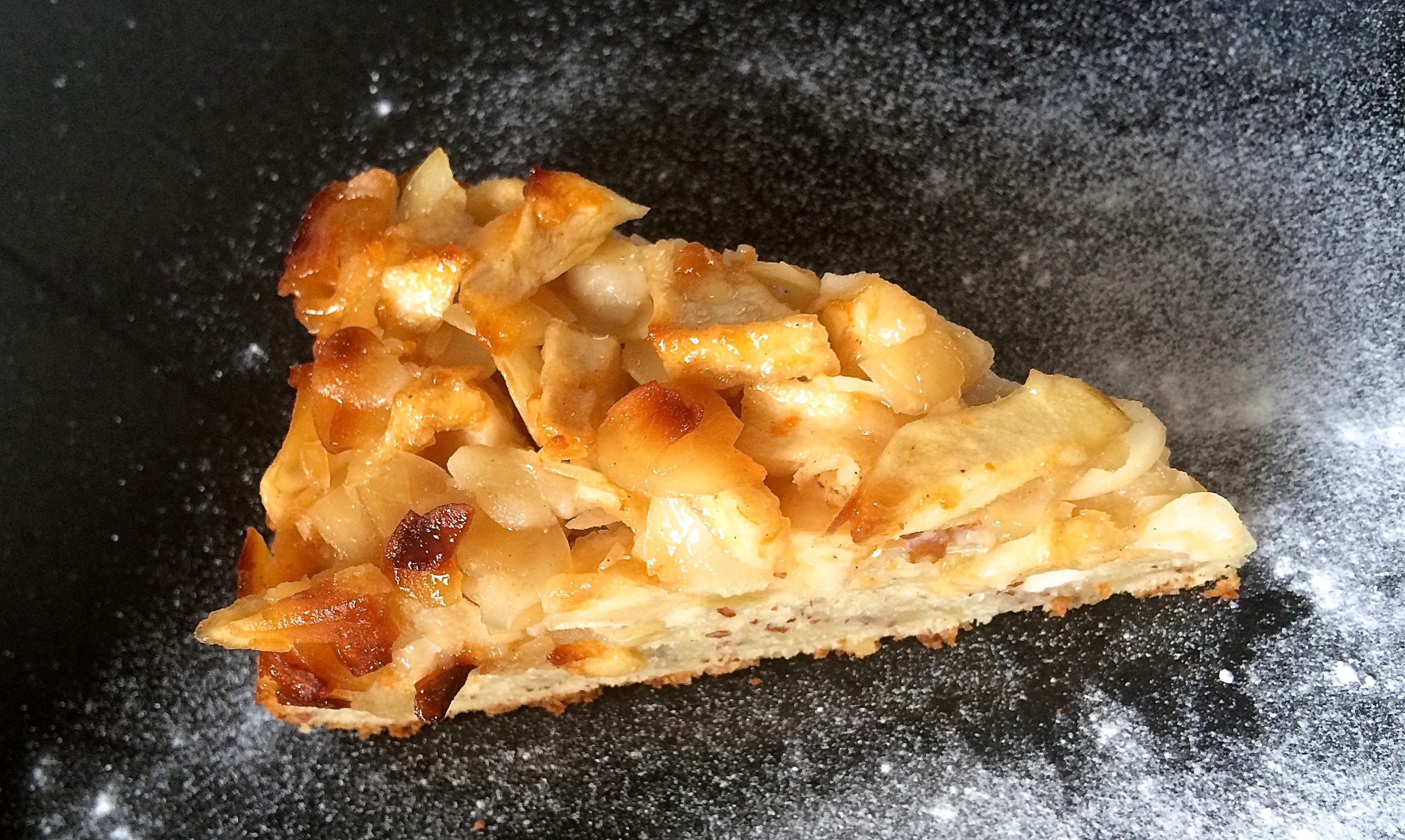 Saftiger Apfelkuchen mit Mandeln