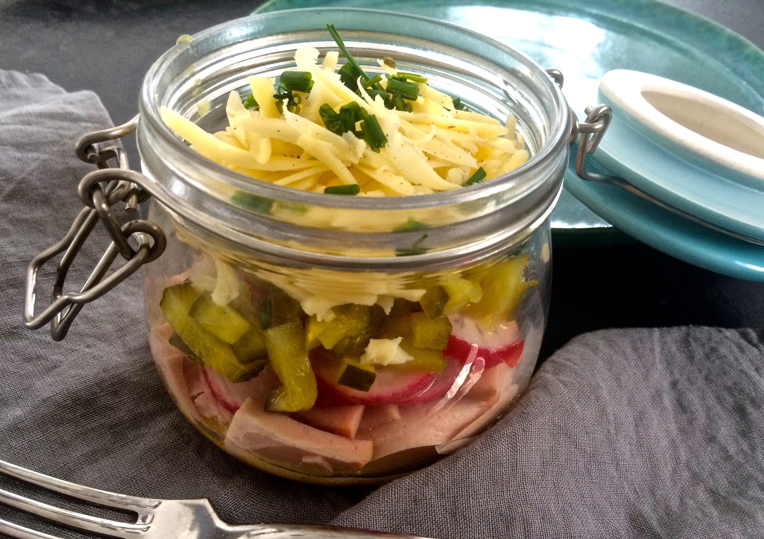 Wurst-Käse-Salat im Glas