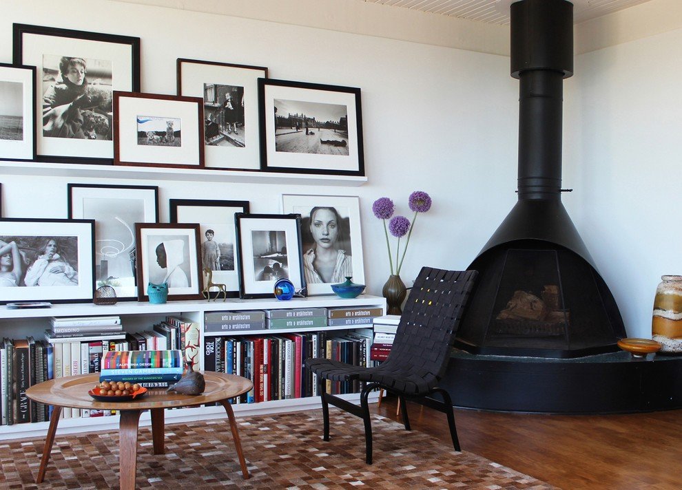 Black-Lacquer-Floating-Shelf-Creative-Photo-Display (http-::marciaprentice.com:).jpg