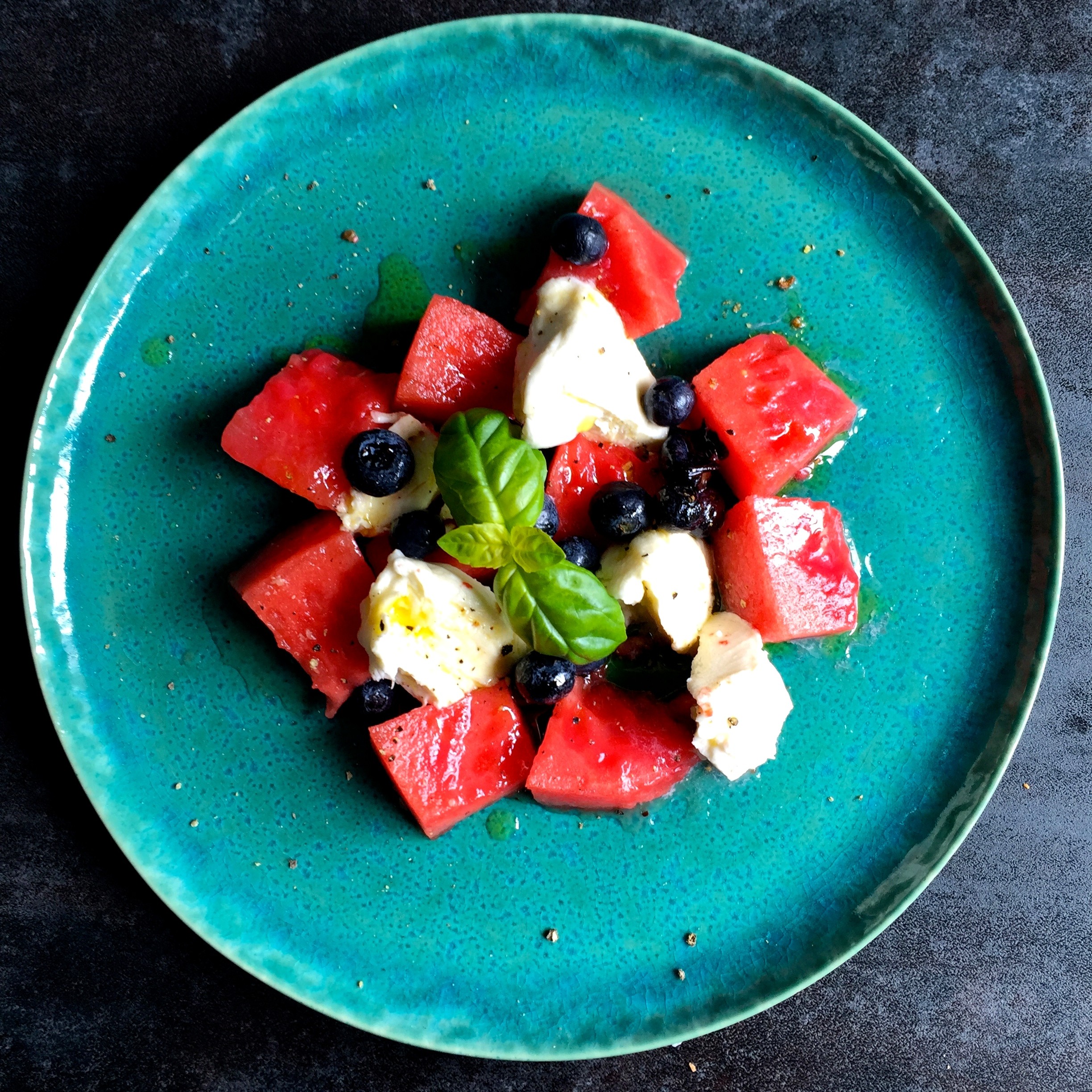 Melonen-Mozzarella-Salat mit Beeren