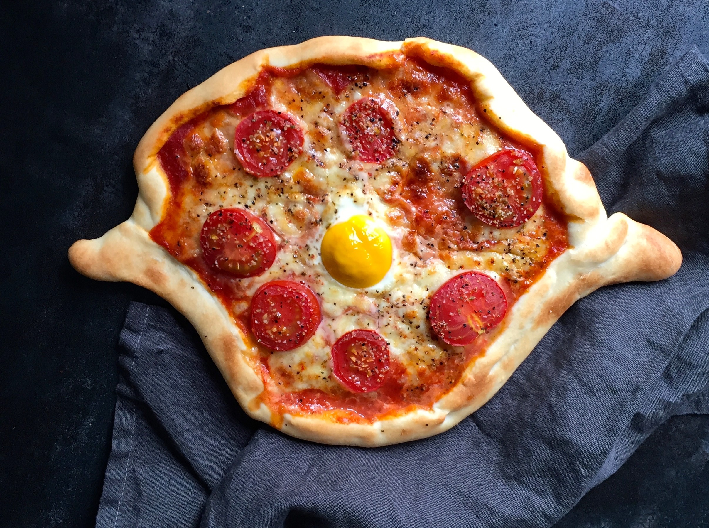 Tomaten-Pizza mit Ei