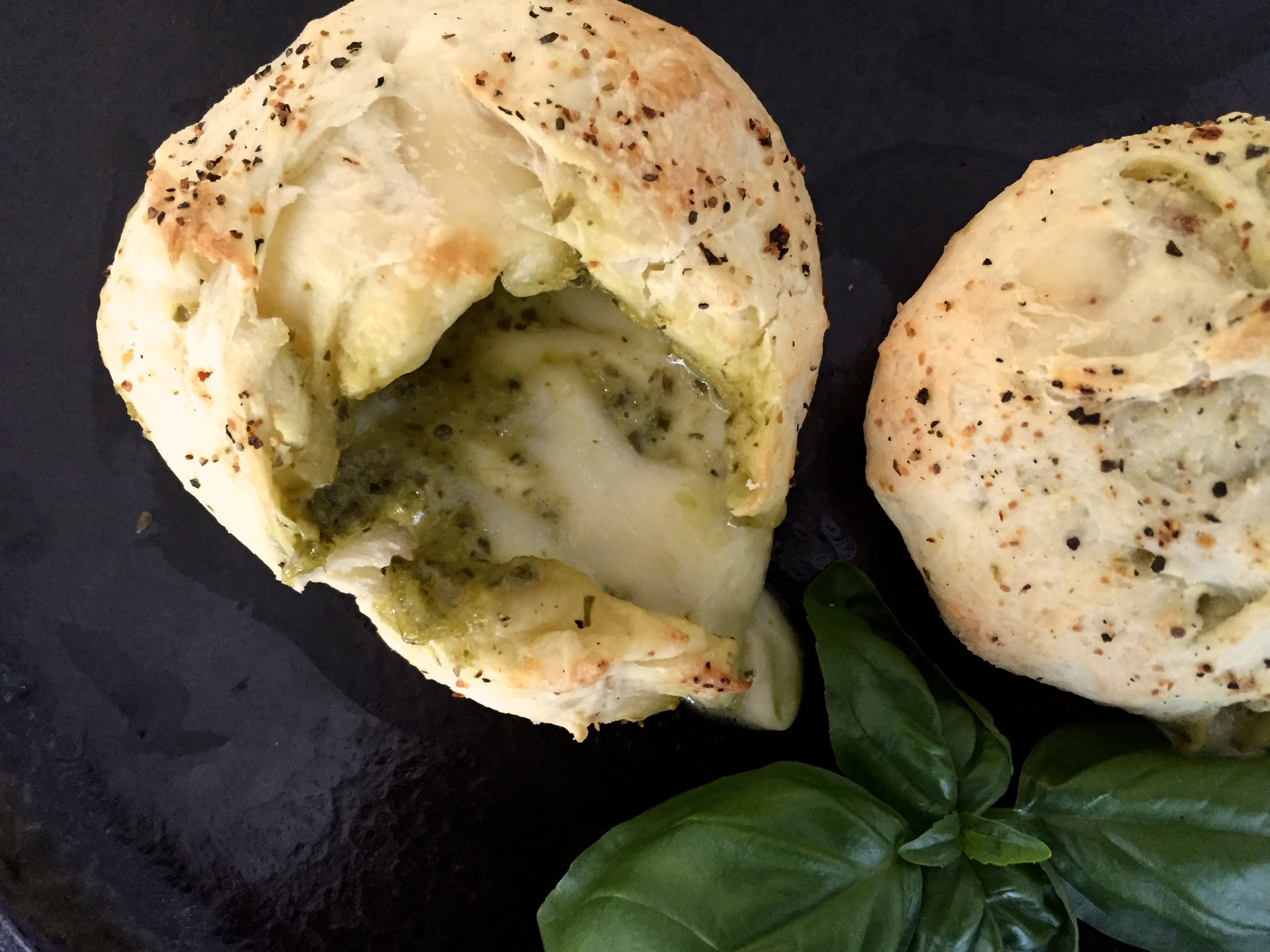 Pizza-Brötchen mit Mozzarella und Pesto