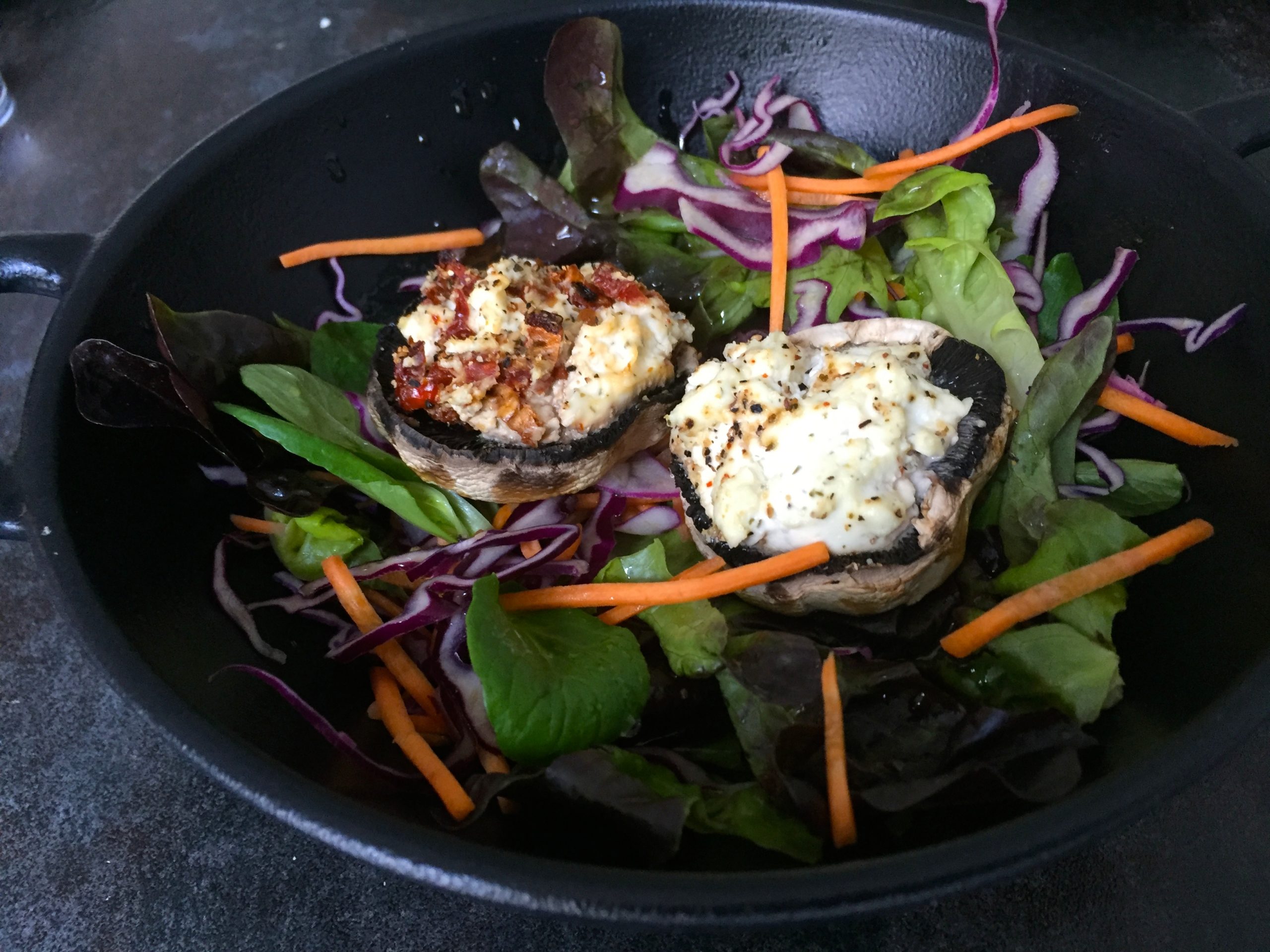 Herbstsalat mit gefüllten Champignons.JPG