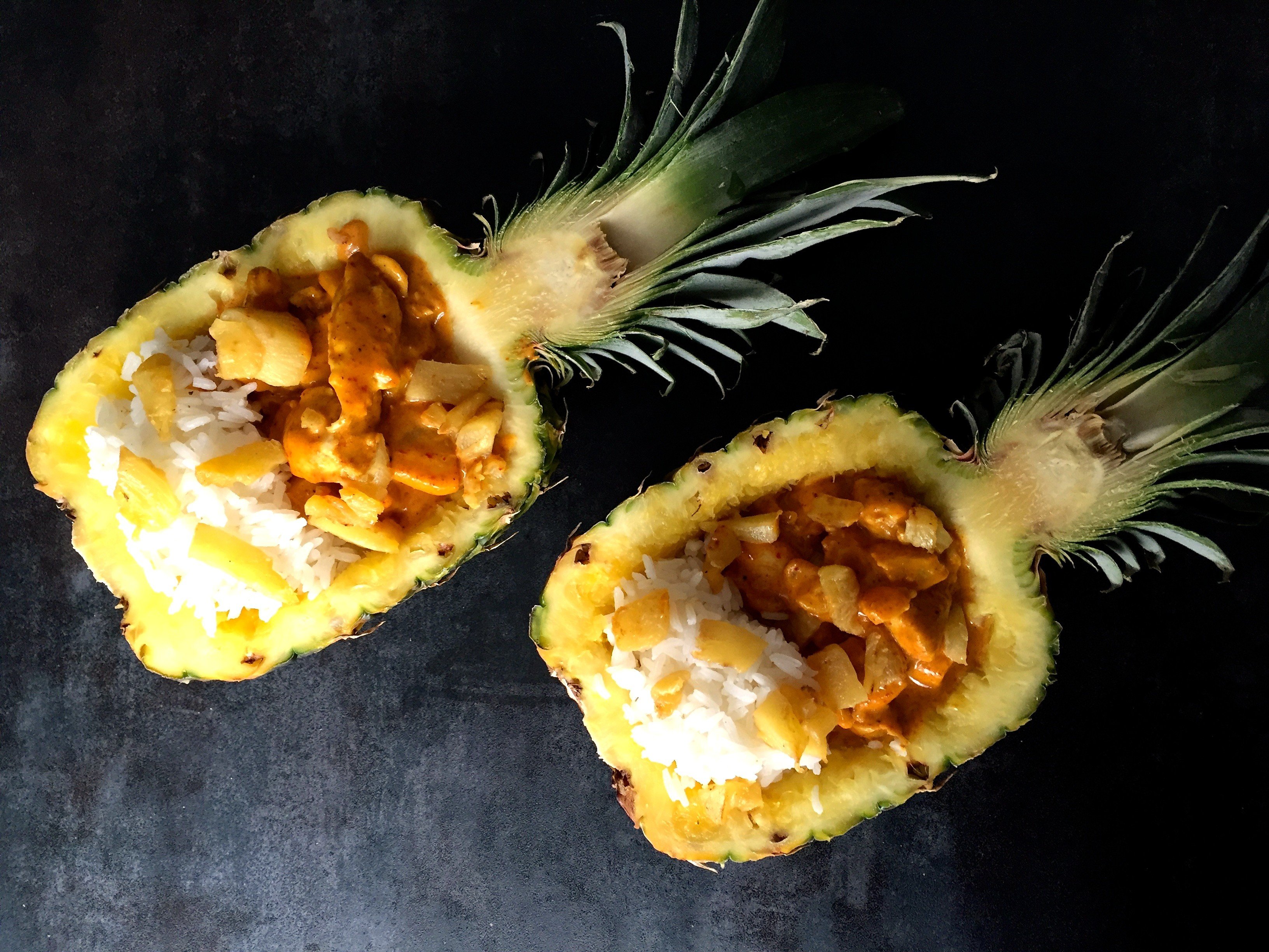Lecker und originell: Gefüllte Ananas mit Thai-Curry