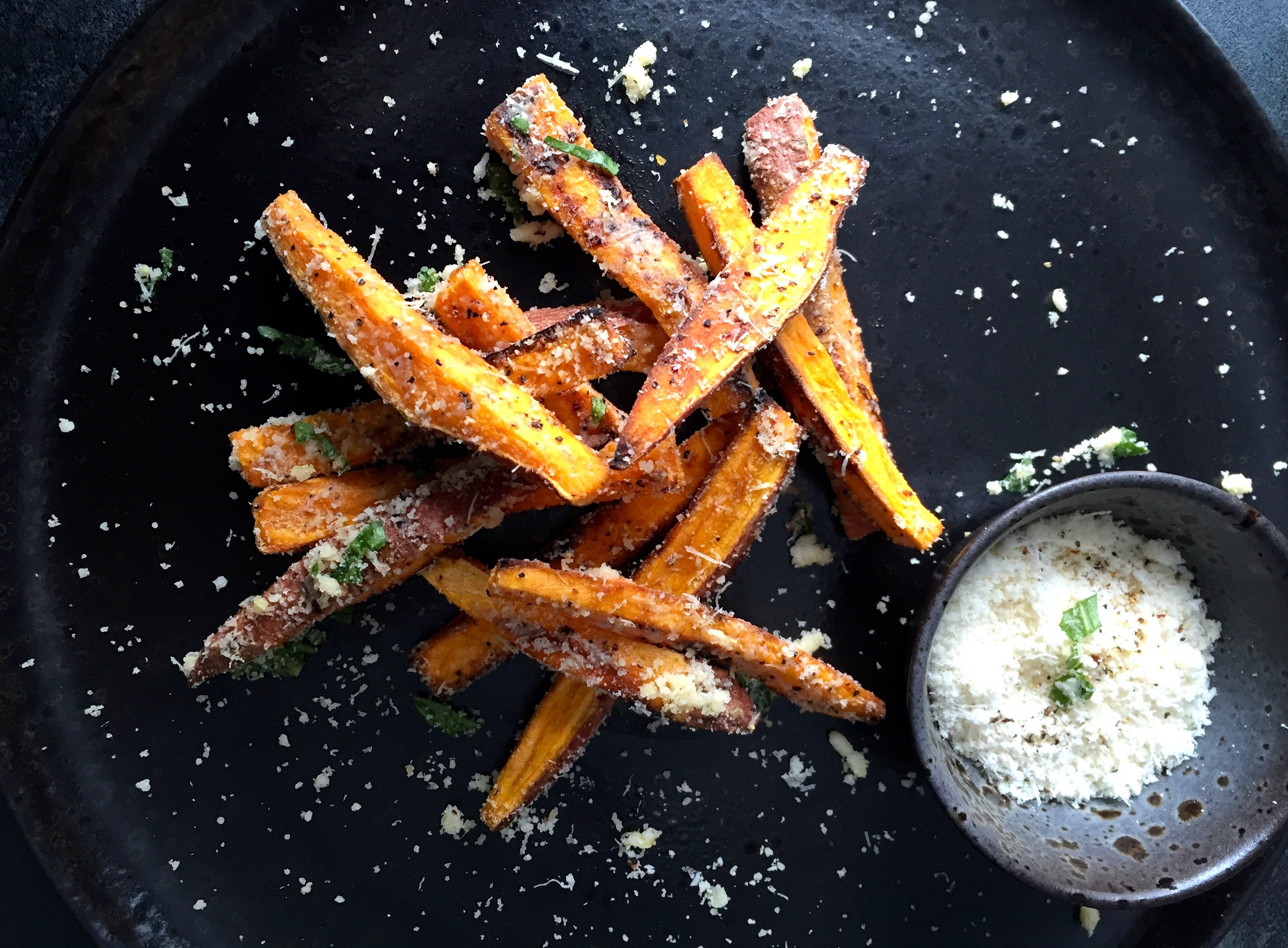 Süsskartoffel-Ofenpommes mit Parmesan