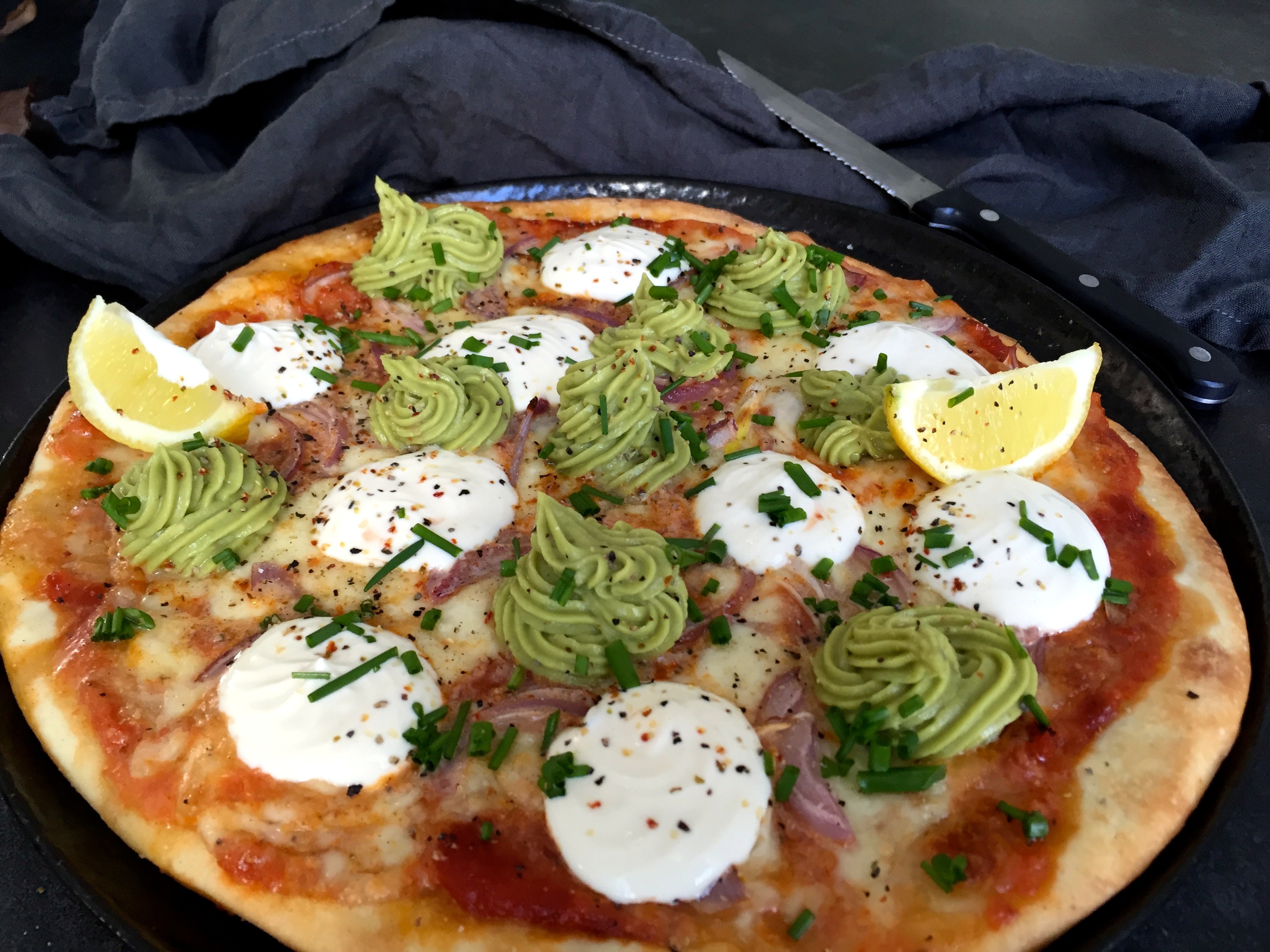 Vegetarische Blitzpizza mit Avocado