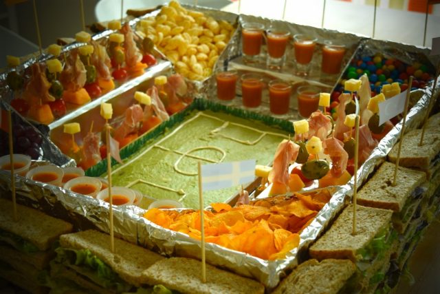 SNACKADIUM Fußball Stadion - XXL Snackhalter Für Partys & Spieleabende