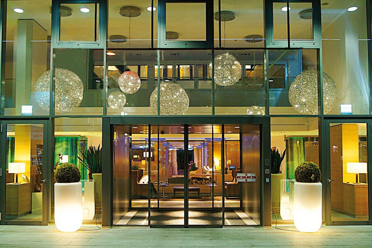 h-hotels_eingang-hplus-hotel-zuerich_Original (kommerz. Nutzung) _893384.jpg