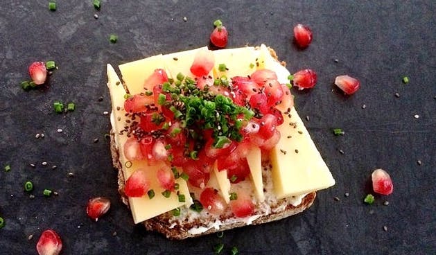 Brot mit Käse Granatapfel1.jpeg