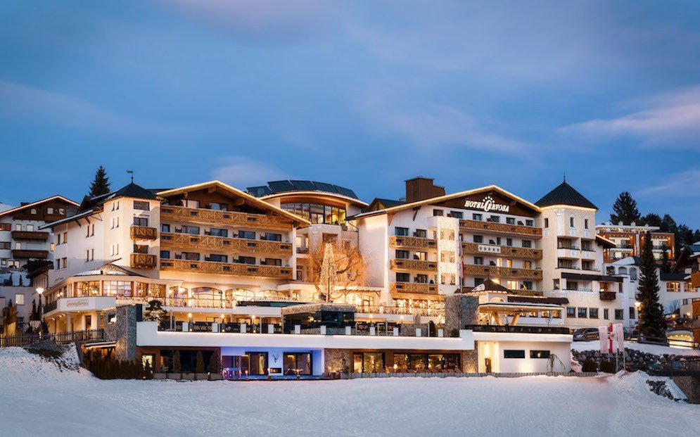 Hotel_Cervosa_Aussenansicht_Abend.jpg