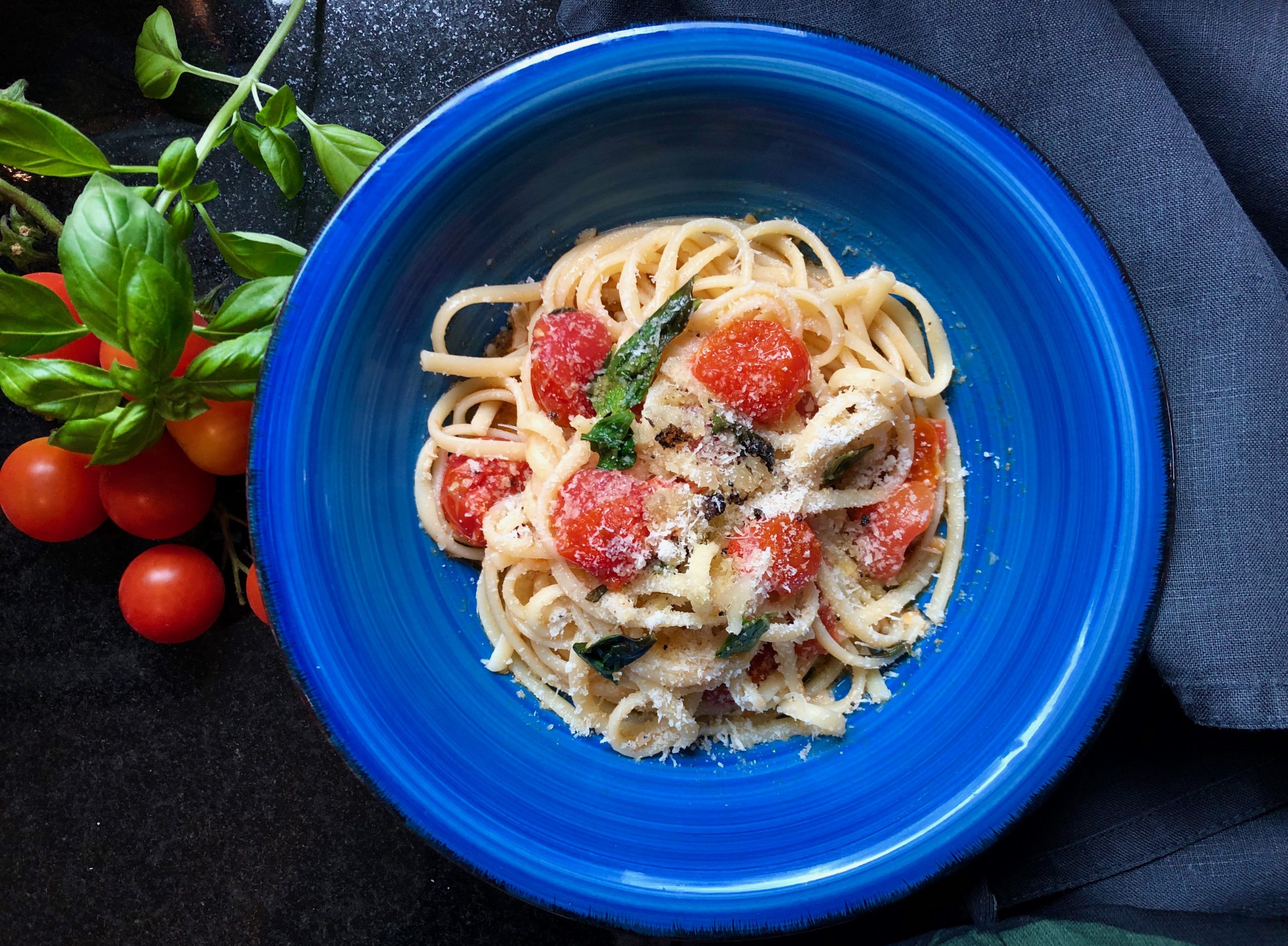 Sommerpasta mit würzigen Tomaten