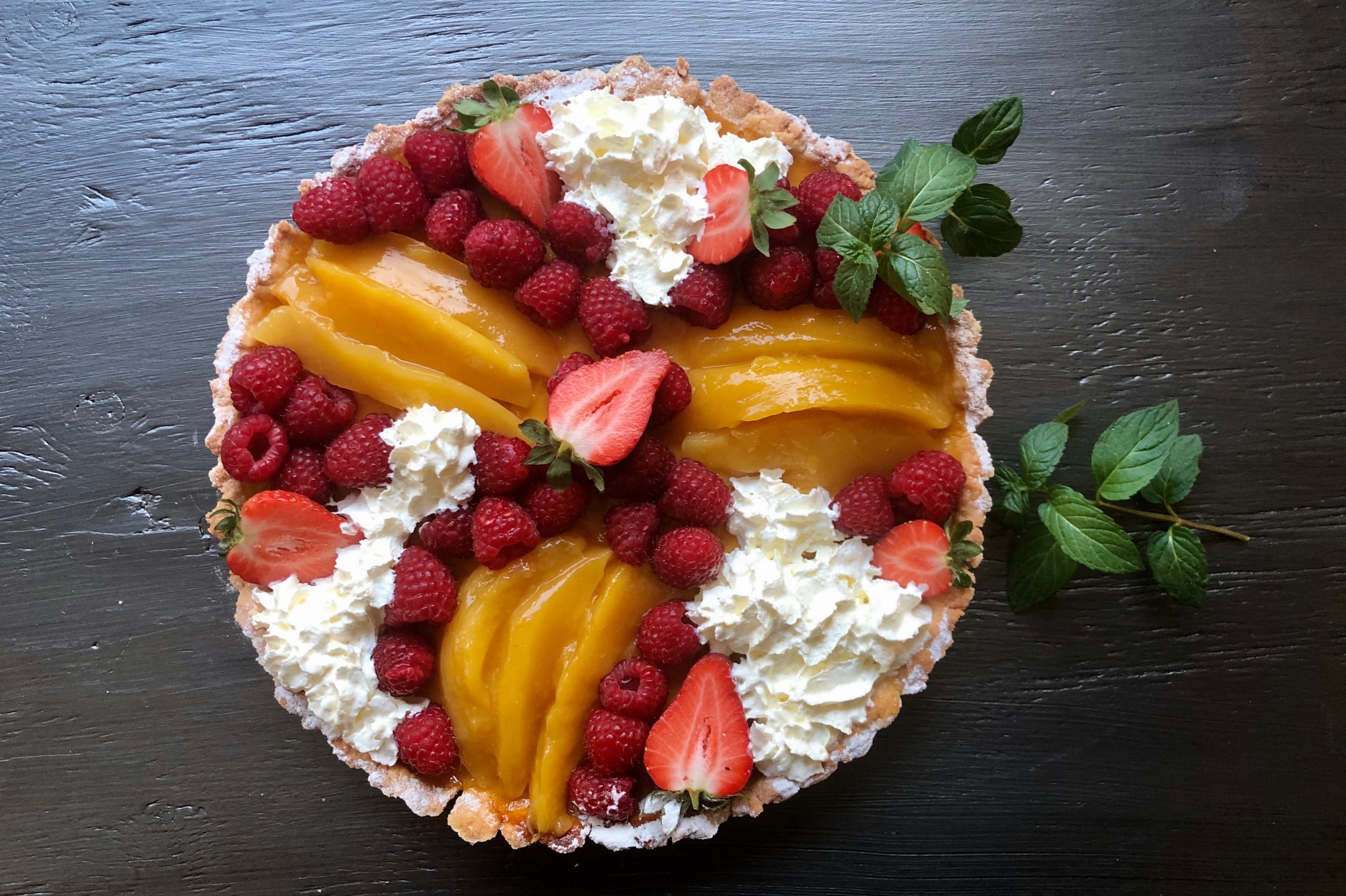 Mangotarte mit Beeren.jpg