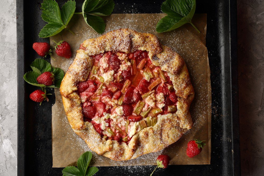 bester Rhabarberkuchen mit Erdbeeren.jpg