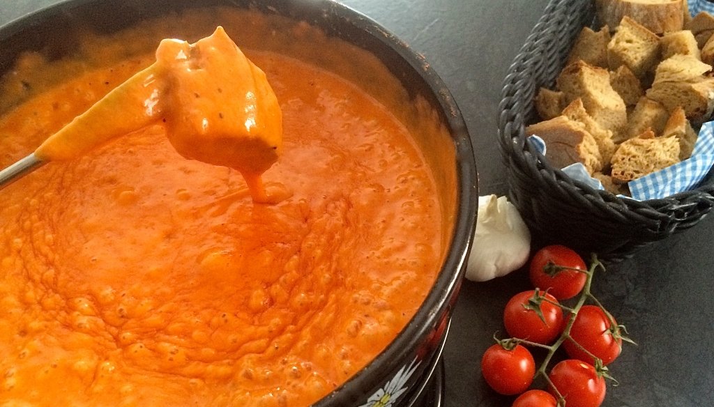 Leckeres Käsefondue mit Tomaten