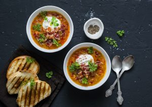 Italienische Wintersuppe mit Parmesan-Crostini