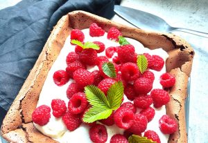 Fluffiger Schokokuchen ohne Mehl mit Beeren