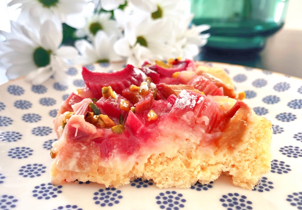 Einfaches Blitzrezept für saftigen Rhabarber-Kuchen